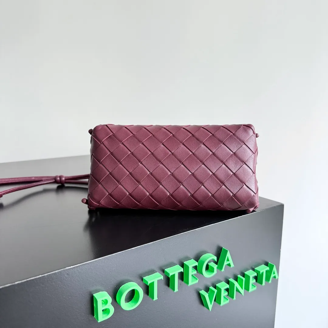 Batch 1260 BV new mini bag ceiling Bottegaveneta new Concert Pouch bag is small and has a large capacity. It can hold a Pro max mobile phone. The shoulder strap is adjustable for cross-body carry. It is very cost-effective when carried on one shoulder. The latest small bag in autumn has a lot of capacity. It can hold 4 short clips. I also tried it and it can hold one of my fists. It is cute, the capacity is touching and the length of the shoulder strap is adjustable for daily commuting. Full score 10 #bv woven bag Style number: 794258 Size: 18.5*11.5*8.5cm